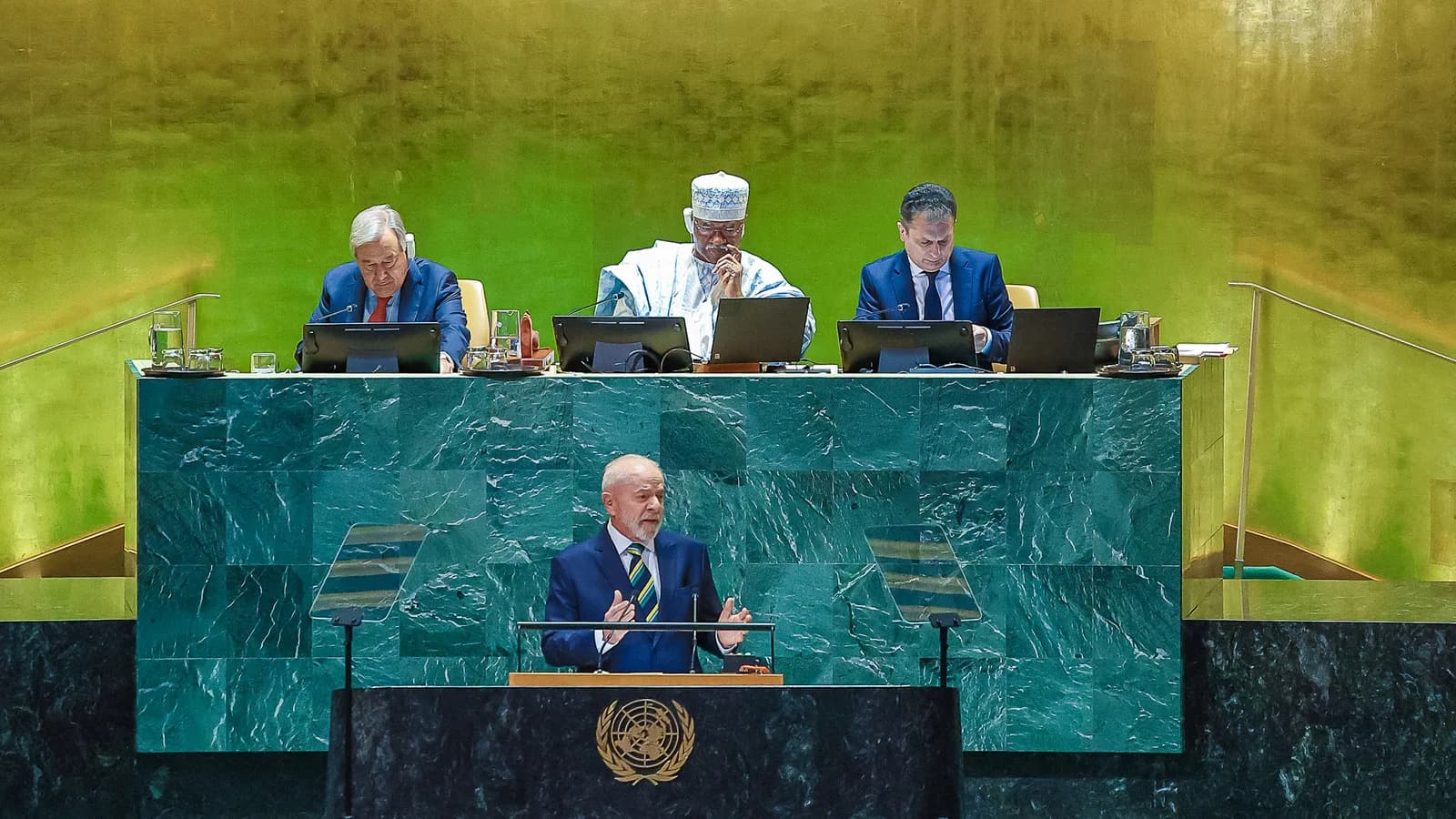 Lula discursa na tribuna da Assembleia Geral da ONU, com o secretário-geral António Guterres ao fundo