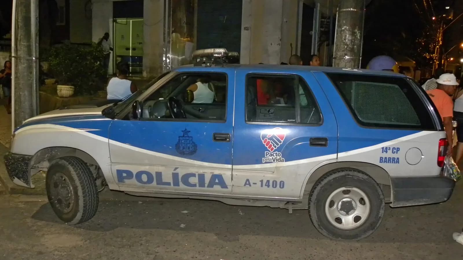 Viatura da Polícia Civil estacionada à noite em via pública