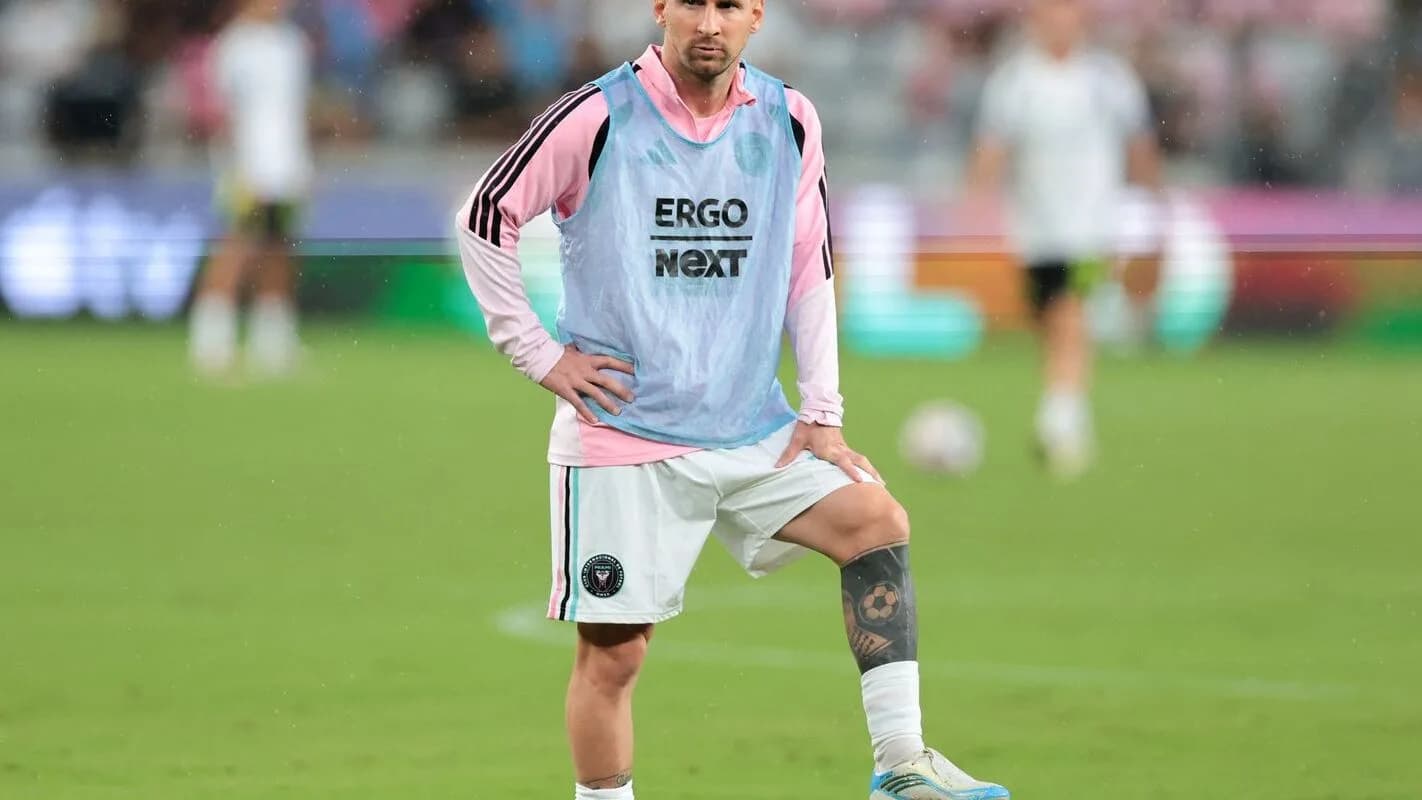 Lionel Messi durante treino com a seleção argentina, usando colete de treino