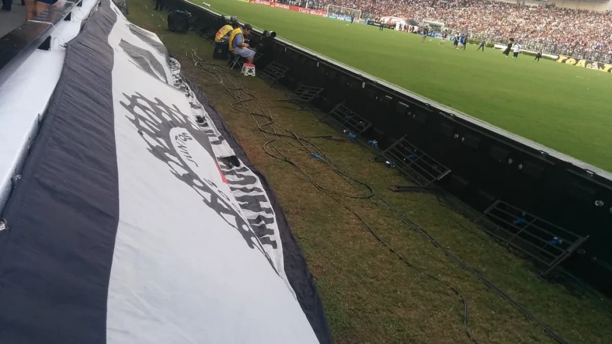 Torcedores do Vasco estendem bandeira gigante nas arquibancadas de São Januário