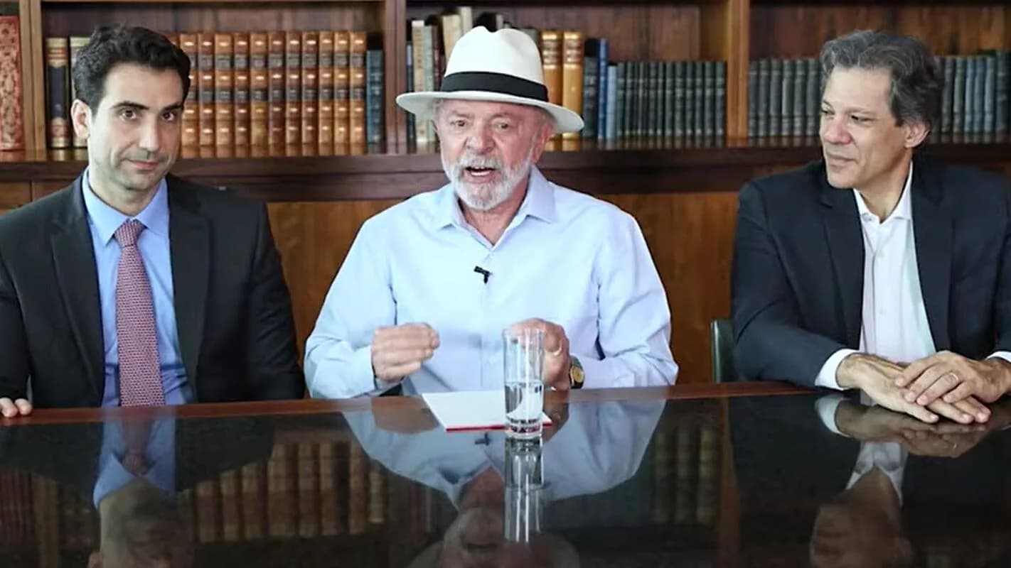 Lula ao lado do presidente do Banco Central, Gabriel Galípolo, em reunião sobre a autonomia da instituição