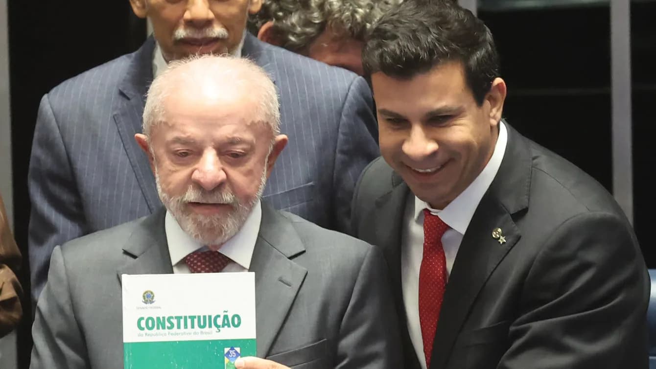 O presidente Lula na Câmara dos Deputados segurando exemplar da Constituição