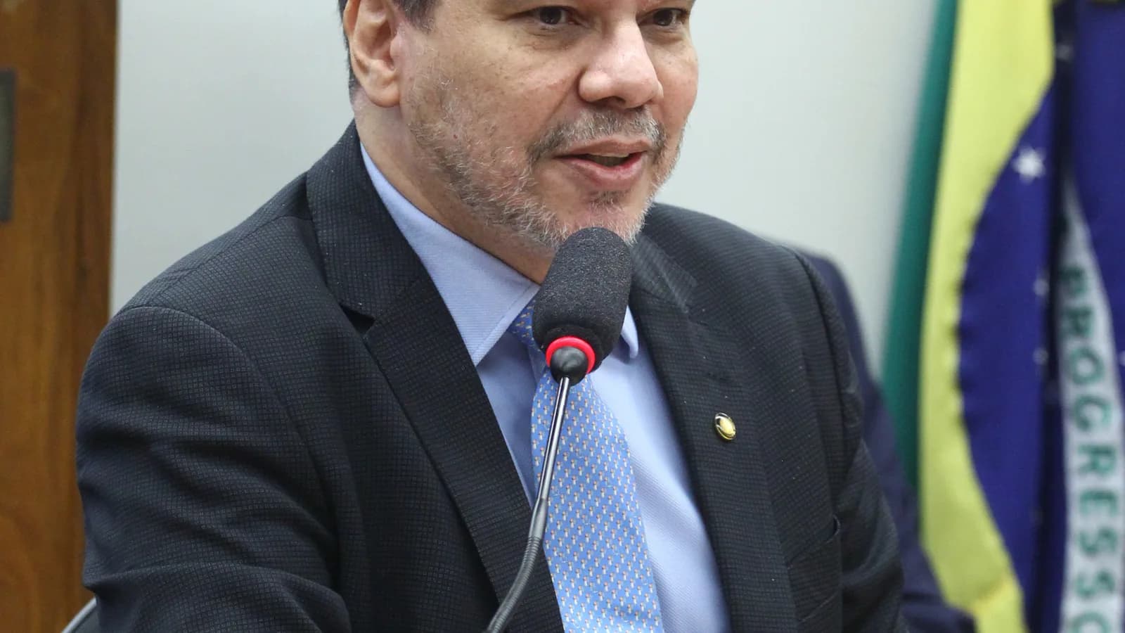 Ministro da Justiça Wellington Lima e Silva fala sentado em reunião institucional sobre segurança pública na Câmara dos Deputados