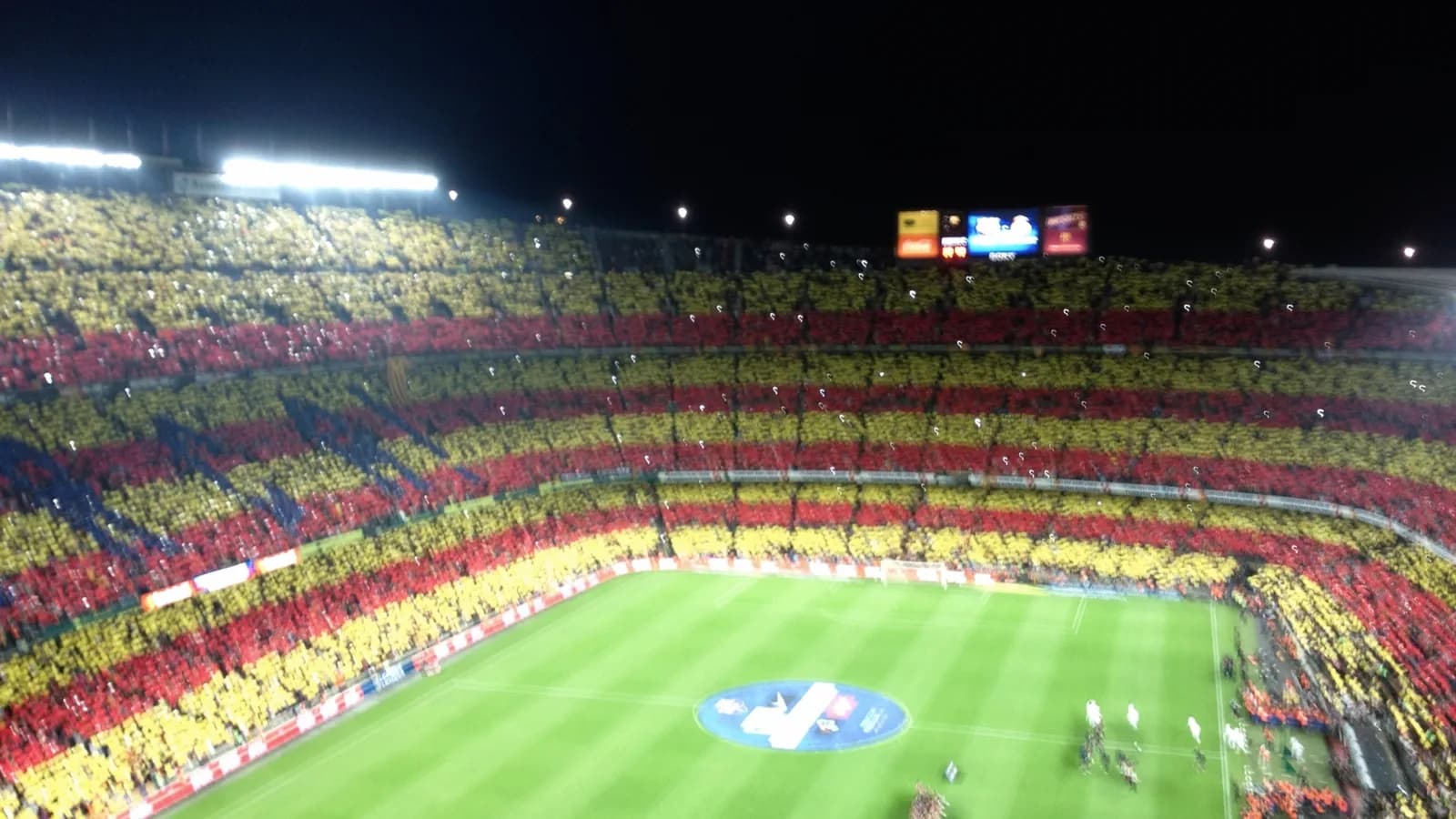 Camp Nou lotado durante um El Clásico entre Barcelona e Real Madrid