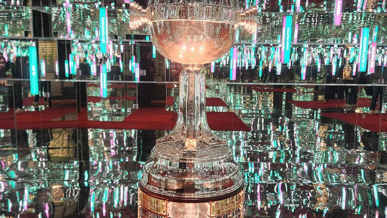 Troféu da Copa Libertadores da América exibido em evento, foto de arquivo de 2023