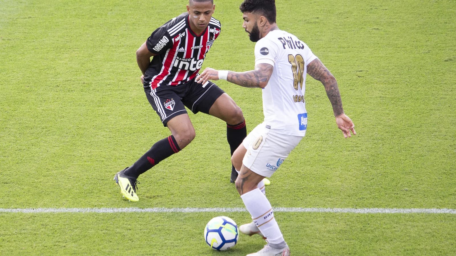 Gabigol, do Santos, disputa jogada contra defensor do São Paulo, foto de arquivo
