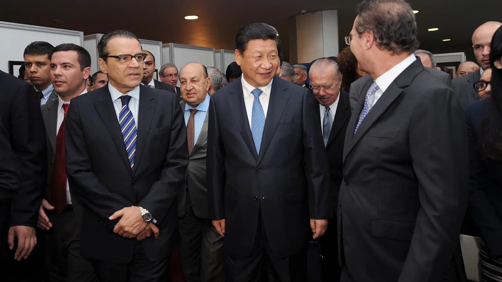 O presidente chinês Xi Jinping caminha ao lado de autoridades em visita anterior ao Brasil (foto de arquivo)