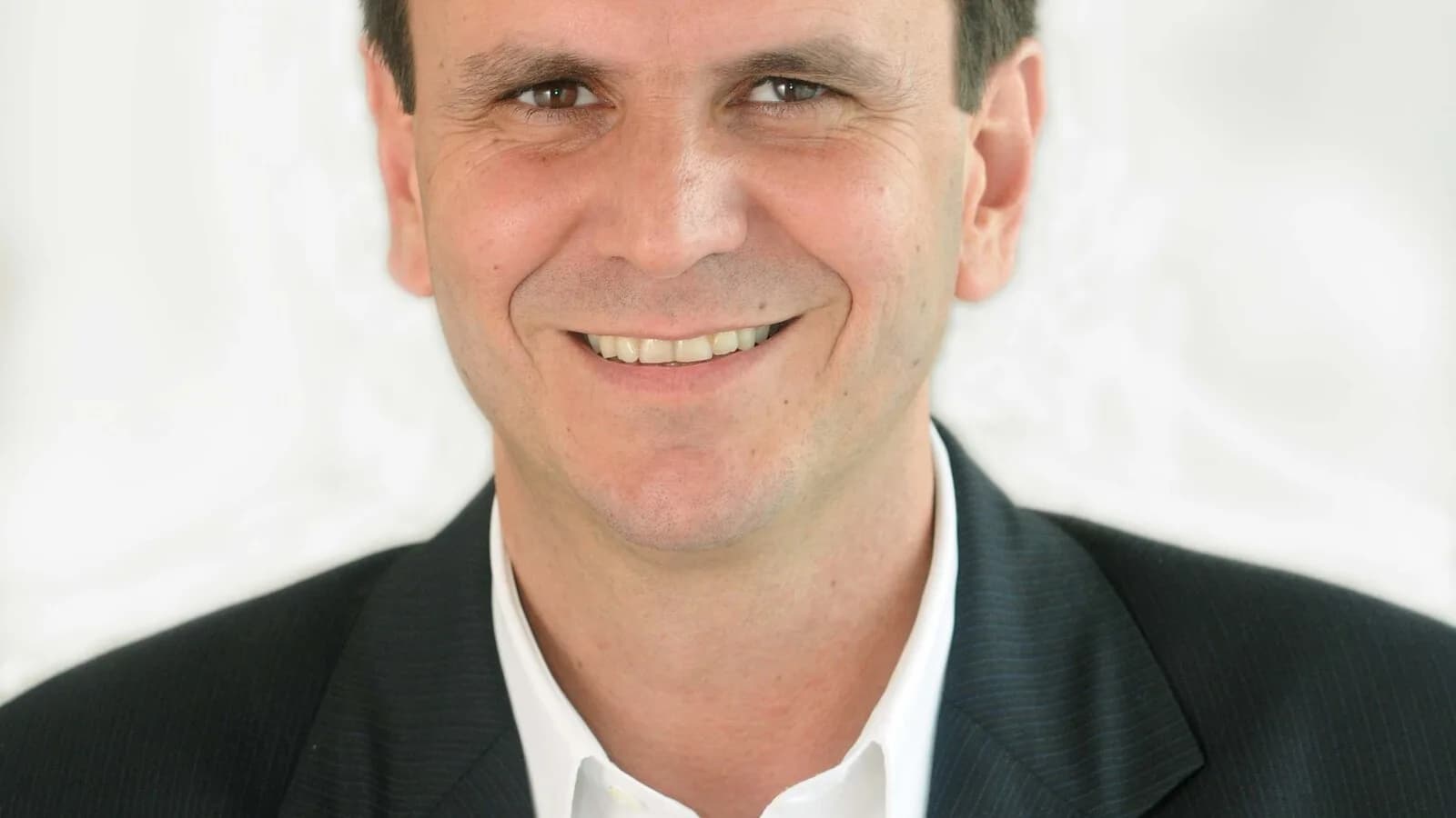Retrato oficial de Eduardo Paes, prefeito do Rio de Janeiro e candidato ao governo do estado