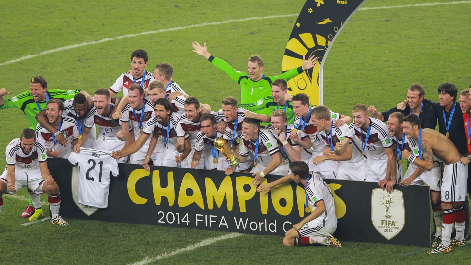 Imagem de arquivo de 2014: jogadores da seleção da Alemanha comemoram no gramado, em grupo, segurando a taça da Copa do Mundo diante de um painel com os dizeres Champions 2014 FIFA World Cup