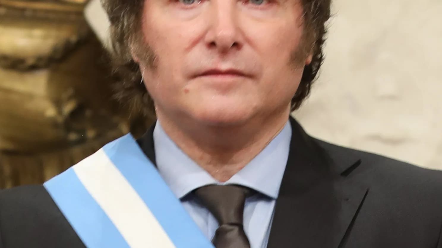 O presidente da Argentina, Javier Milei, usa a faixa presidencial em cerimônia oficial