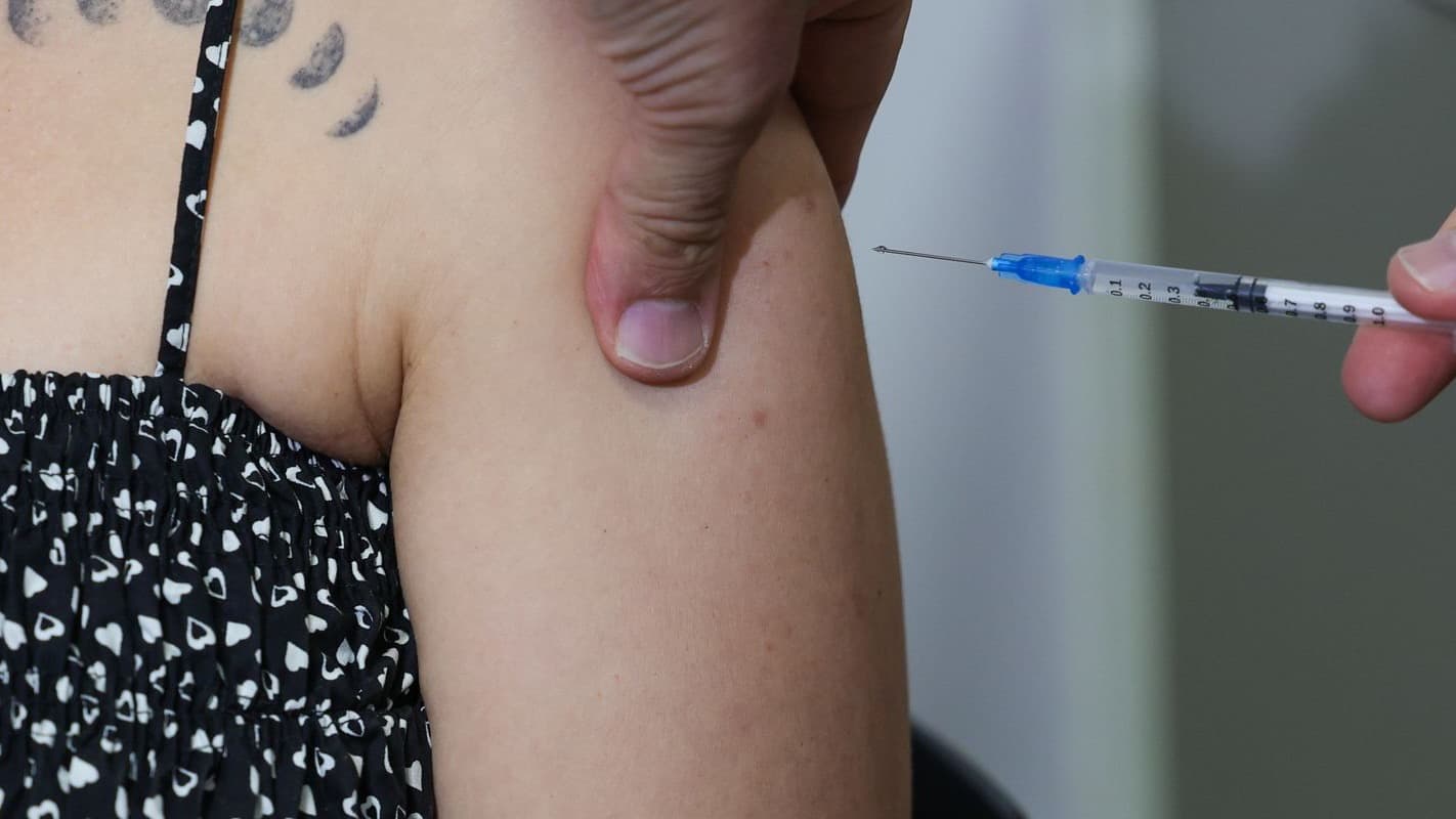 Profissional de saúde aplica vacina no braço de uma pessoa, foto de arquivo ilustrativa