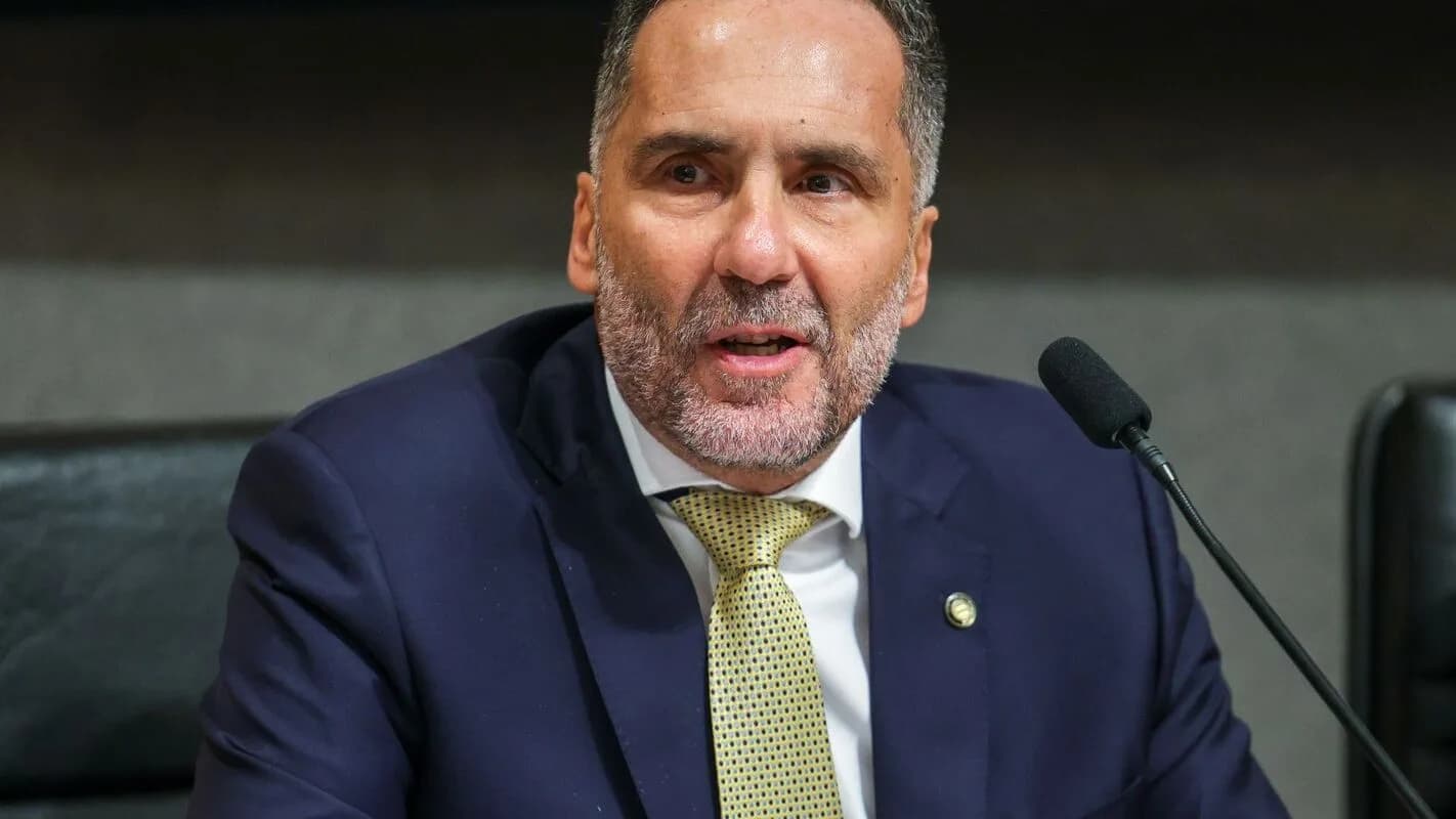 O deputado Guilherme Derrite discursa em plenário durante sessão na Câmara dos Deputados