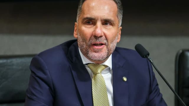 O deputado Guilherme Derrite discursa em plenário durante sessão na Câmara dos Deputados