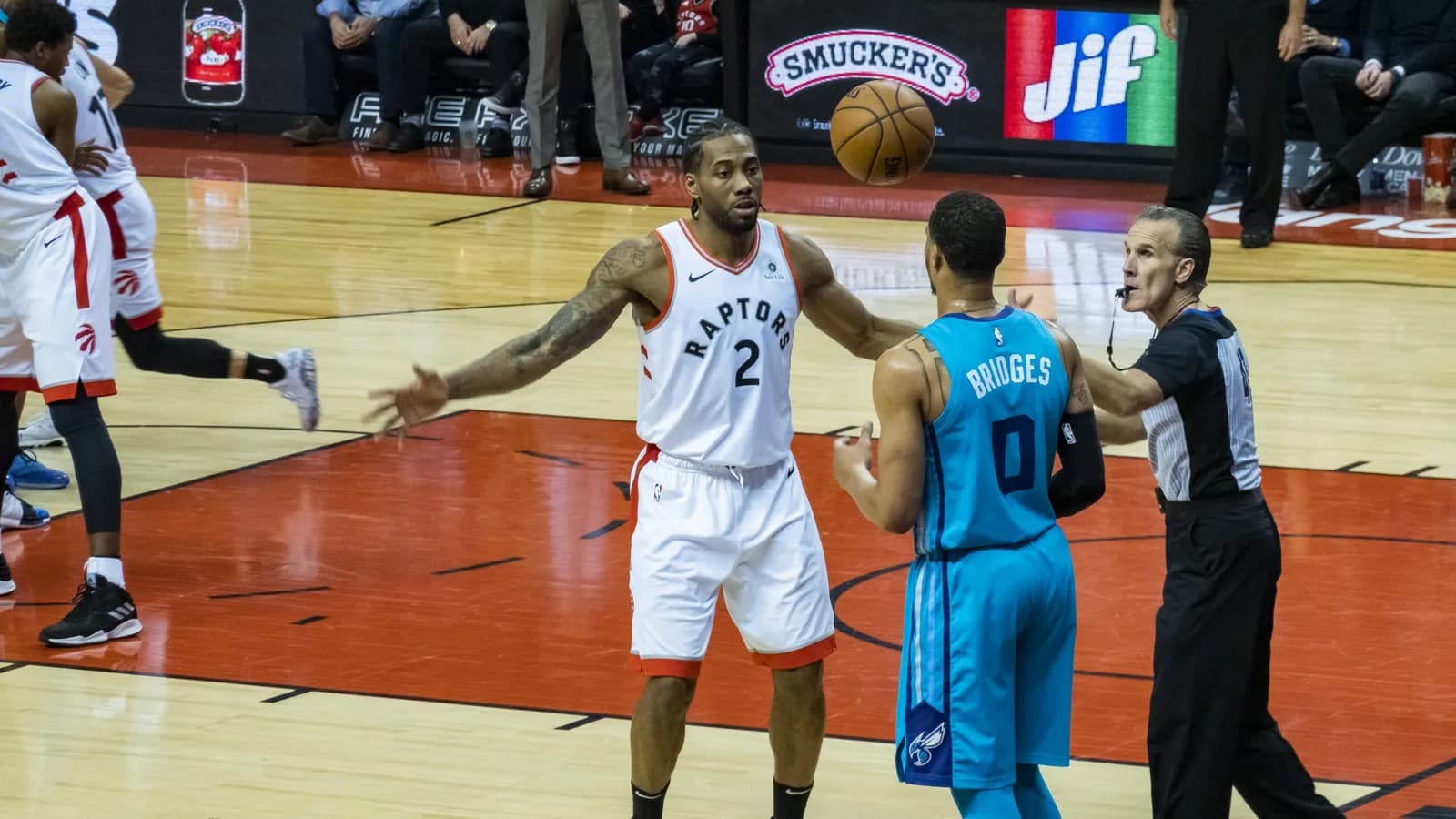 Kawhi Leonard em quadra com o uniforme do Toronto Raptors durante jogo da NBA