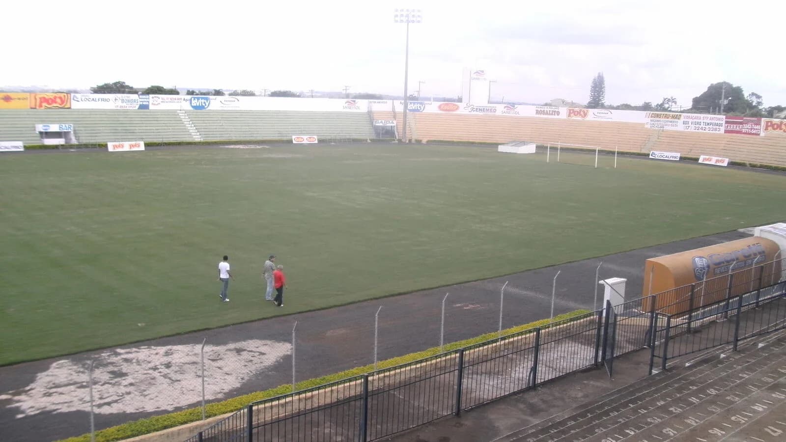 Vista do estádio Maião, do Mirassol, com arquibancadas e gramado vazios