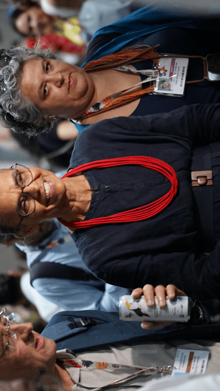 Marina Silva sorri ao lado de outras pessoas em evento em novembro de 2025, quando ainda era ministra (foto de arquivo)