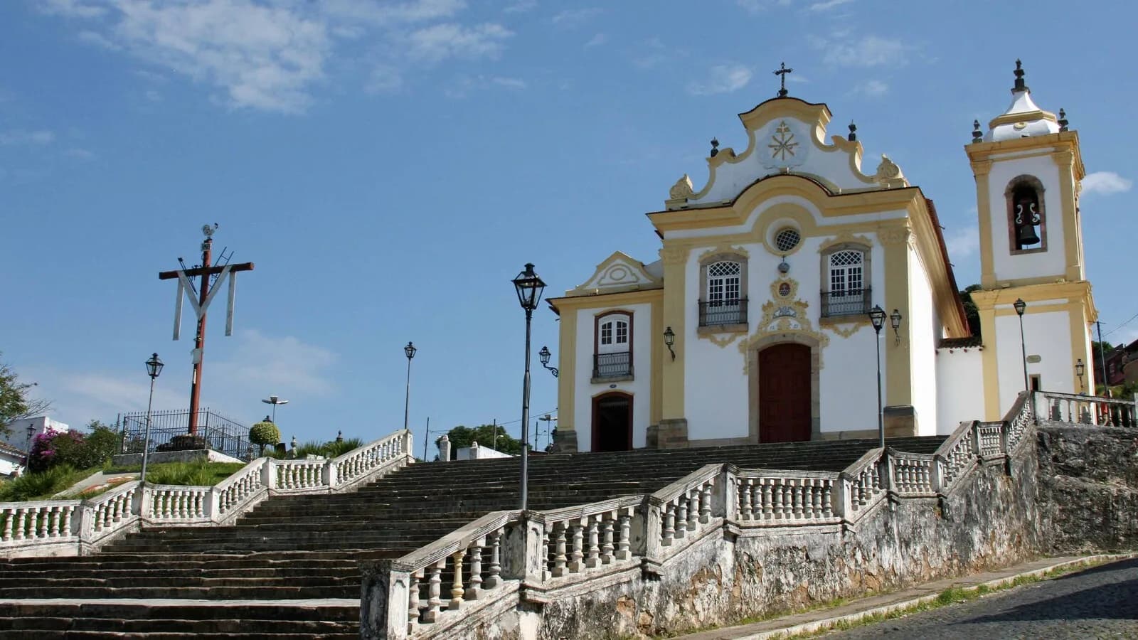 Igreja histórica de São João del-Rei, com escadaria e torres barrocas