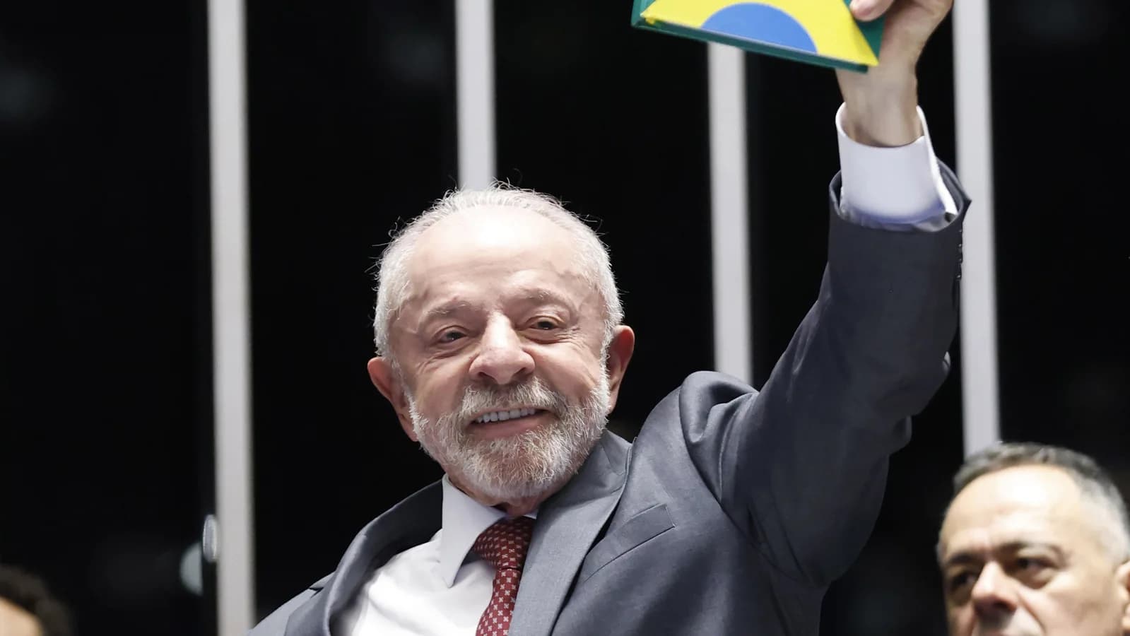 Presidente Lula discursa no Congresso Nacional segurando exemplar da Constituição, foto de arquivo