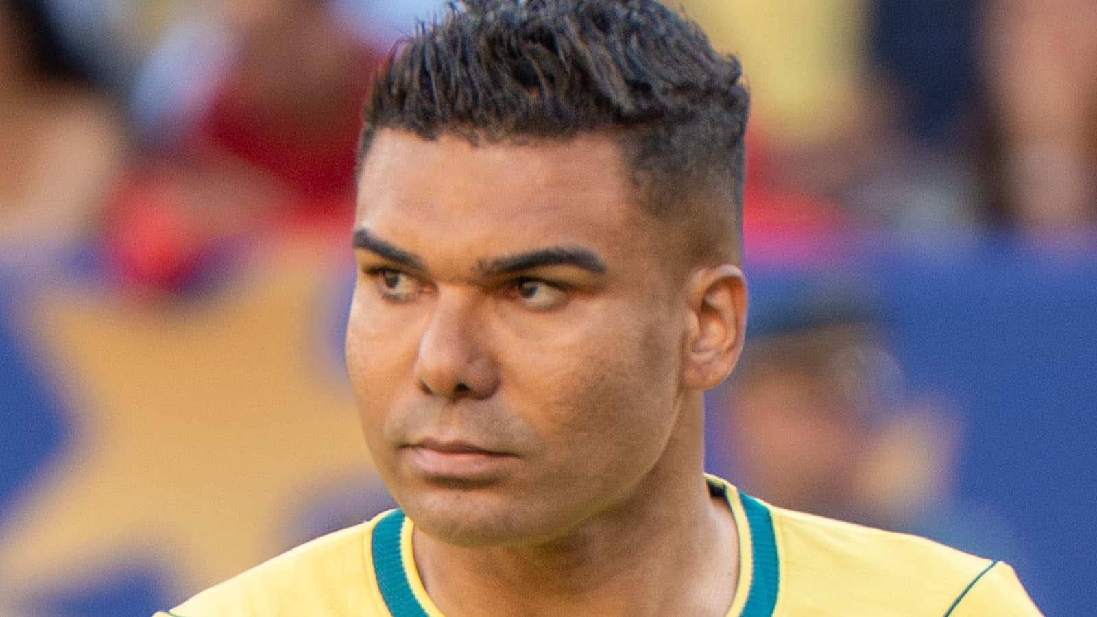 Foto de arquivo da Copa do Mundo de 2026: o volante Casemiro, de camisa amarela da Seleção Brasileira, em primeiro plano durante partida