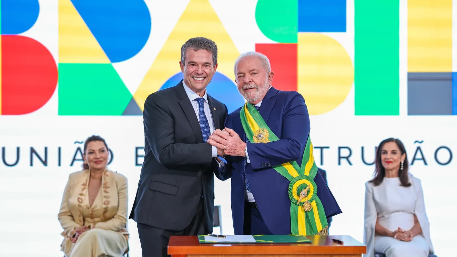 André de Paula cumprimenta o presidente Lula durante cerimônia de posse ministerial no Palácio do Planalto