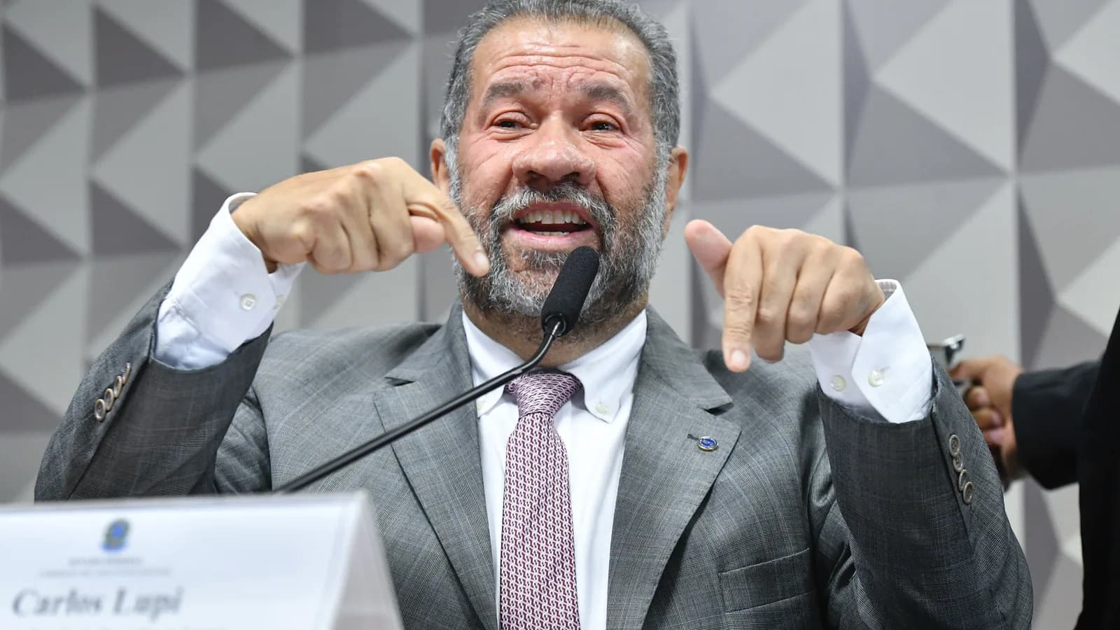 Carlos Lupi, presidente do PDT, fala em comissão do Senado