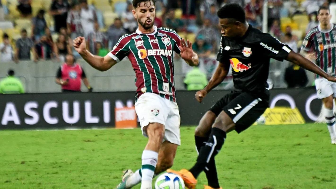 Jogador do Fluminense disputa a bola em partida no Maracanã, foto de arquivo