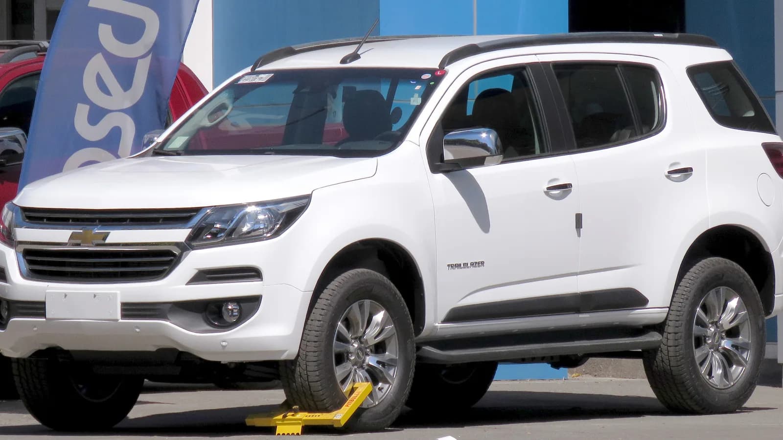 Chevrolet Trailblazer branca estacionada em concessionária, foto de arquivo