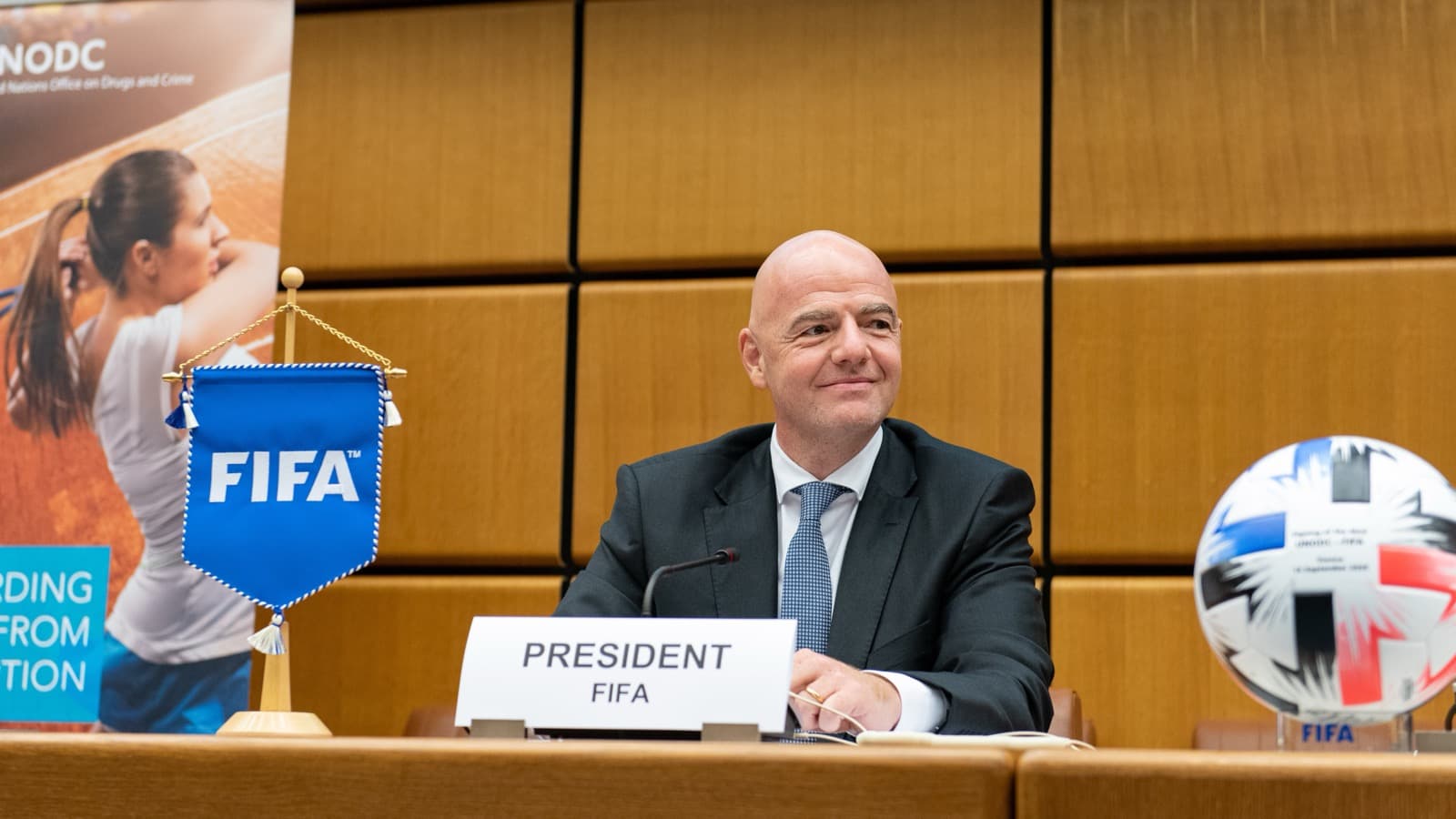 Gianni Infantino, presidente da Fifa, sentado a uma mesa com galhardete e bola oficial da entidade em evento em Viena, em foto de arquivo de 2020