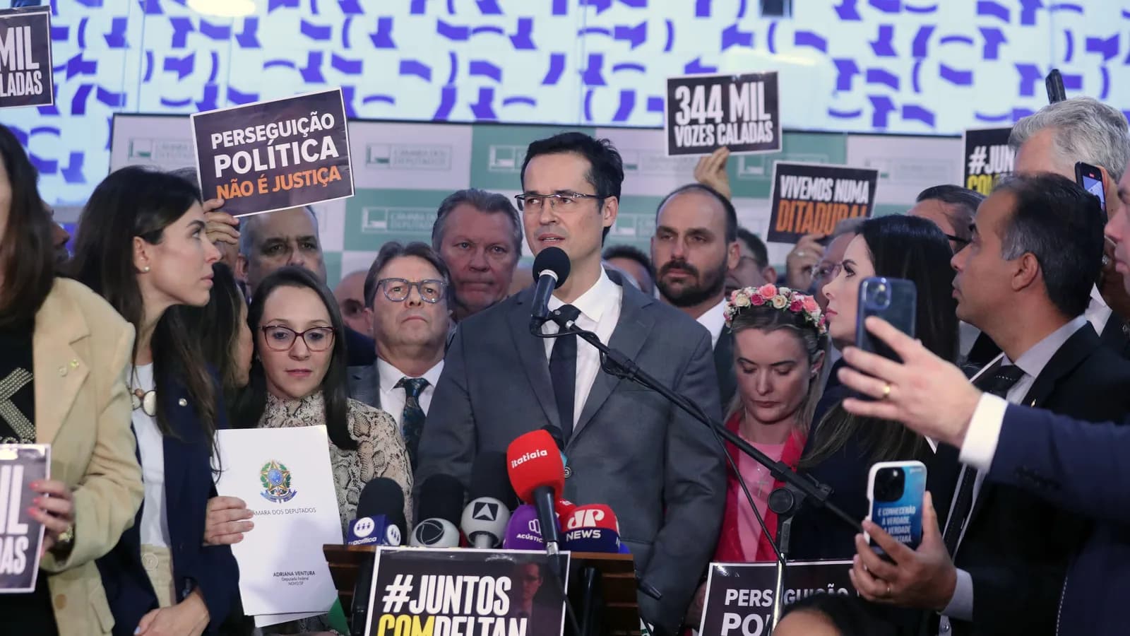 Deltan Dallagnol fala em coletiva de imprensa no Salão Verde da Câmara dos Deputados