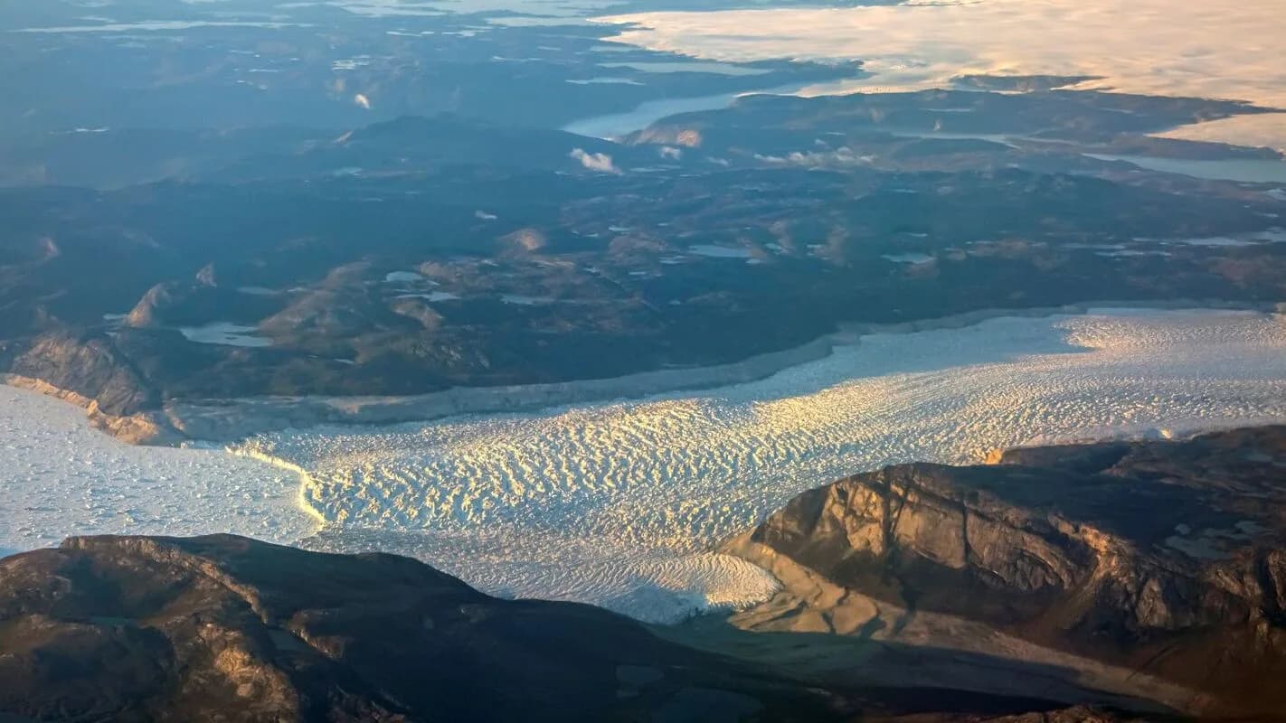 Vista aérea de geleira na Groenlândia