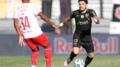 Jogador do Red Bull Bragantino disputa jogada em partida anterior pelo Brasileirão
