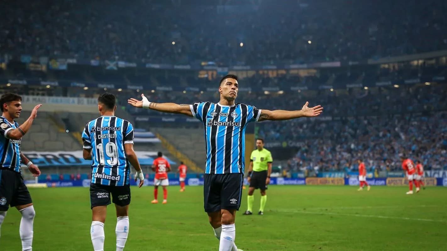Jogadores do Grêmio comemoram em campo durante clássico Gre-Nal contra o Internacional