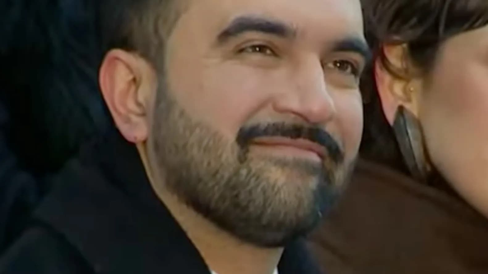 Zohran Mamdani, prefeito de Nova York, sorri em cerimônia oficial