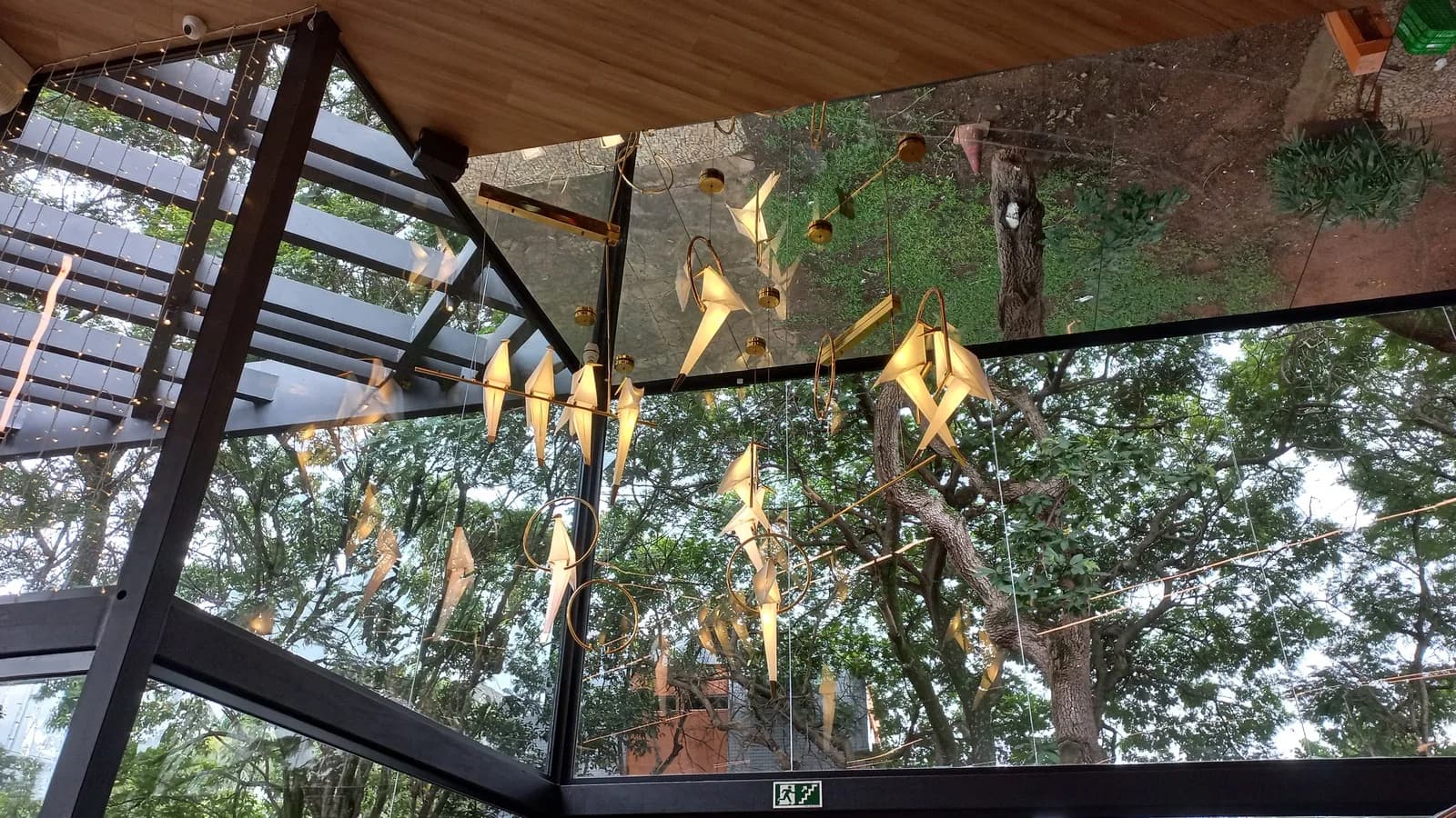 Interior de restaurante em Brasília com luminárias em formato de pássaro (foto de arquivo, outro estabelecimento)