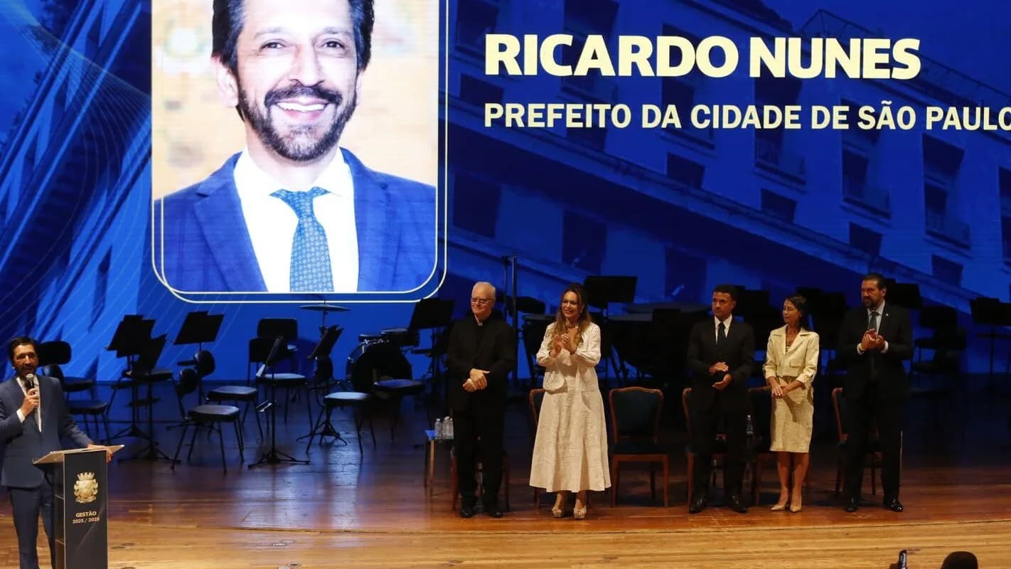 Telão com imagem de Ricardo Nunes ao lado do nome e do cargo de prefeito de São Paulo, durante cerimônia