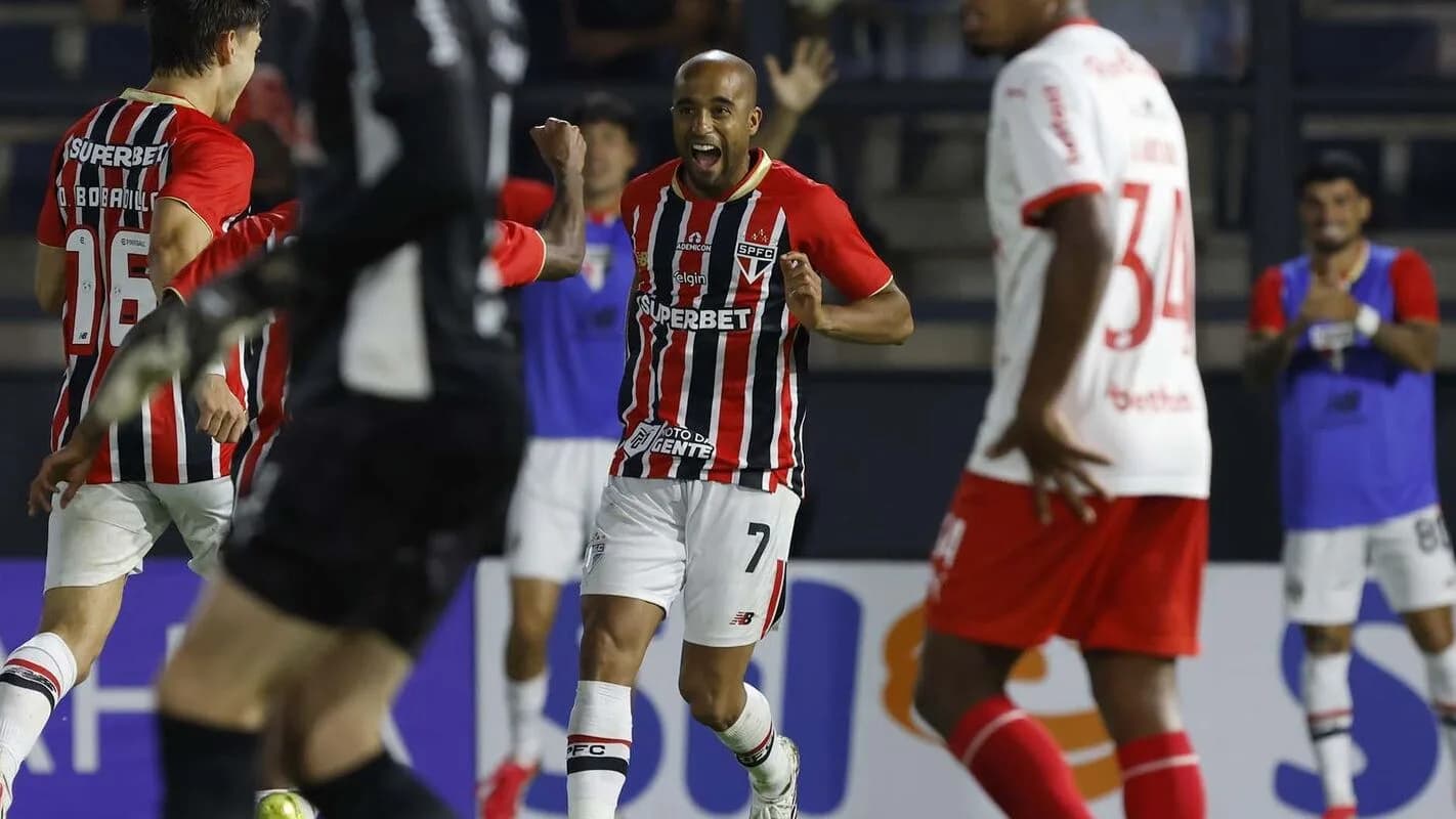 Jogadores do São Paulo comemoram em campo durante partida
