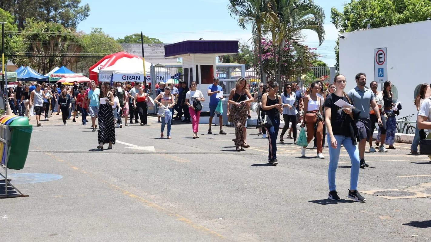 Candidatos caminham após deixar local de prova de concurso público