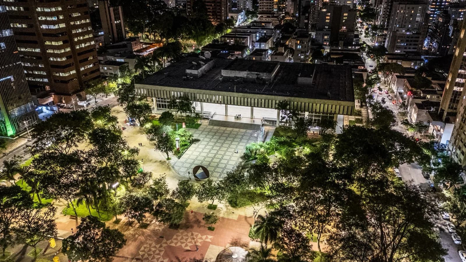 Vista aérea noturna do Palácio da Inconfidência, sede da Assembleia Legislativa de Minas Gerais, em Belo Horizonte