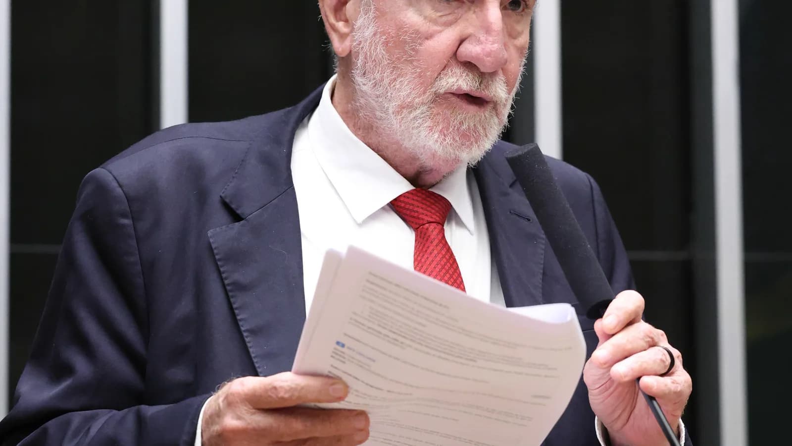 Patrus Ananias discursa segurando documento durante sessão na Câmara dos Deputados