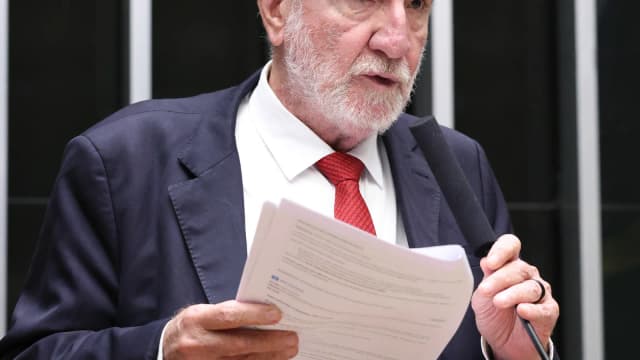 Patrus Ananias discursa segurando documento durante sessão na Câmara dos Deputados