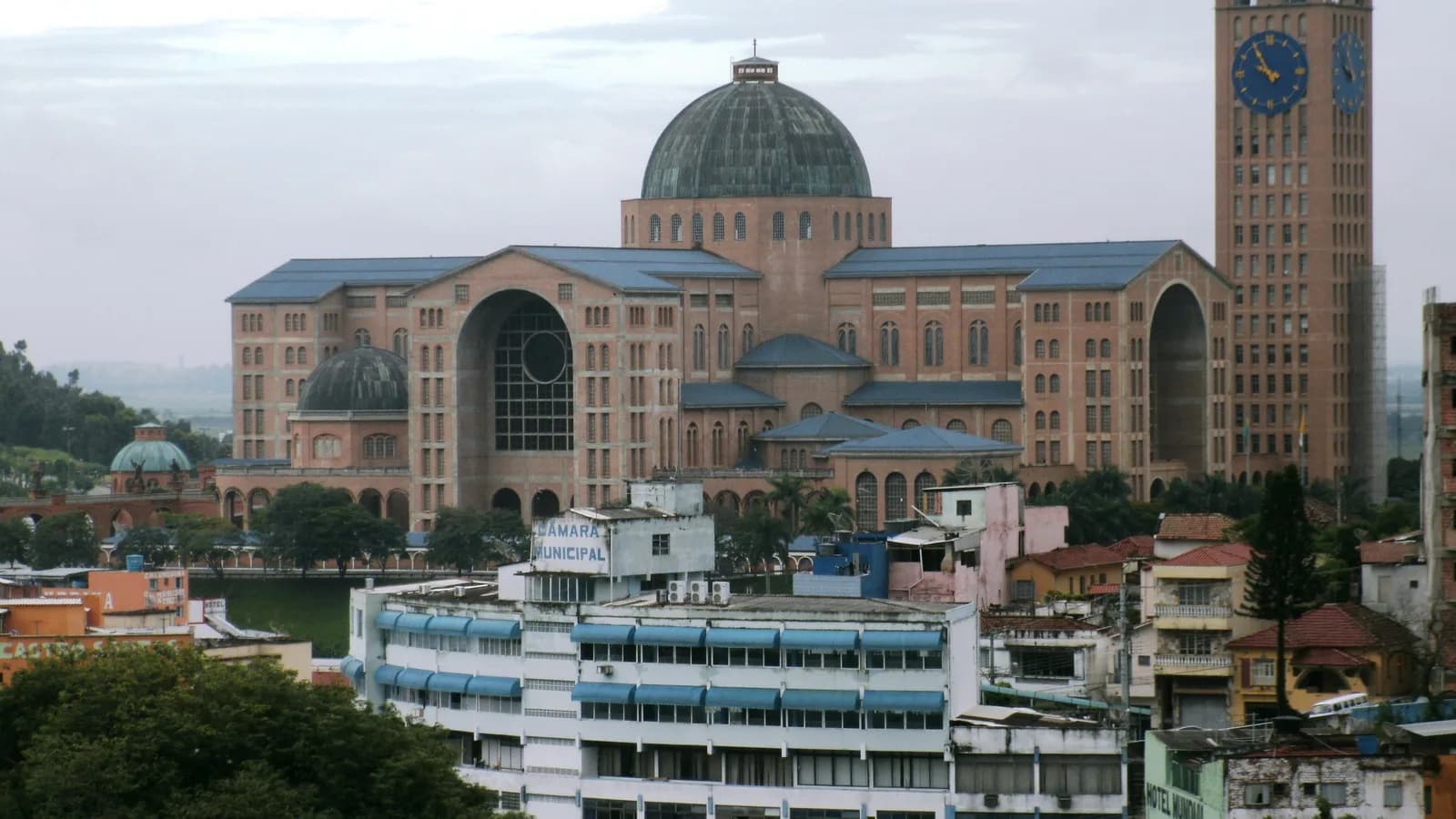 Vista panorâmica da Basílica de Nossa Senhora Aparecida, com a torre do carrilhão e a cidade ao redor