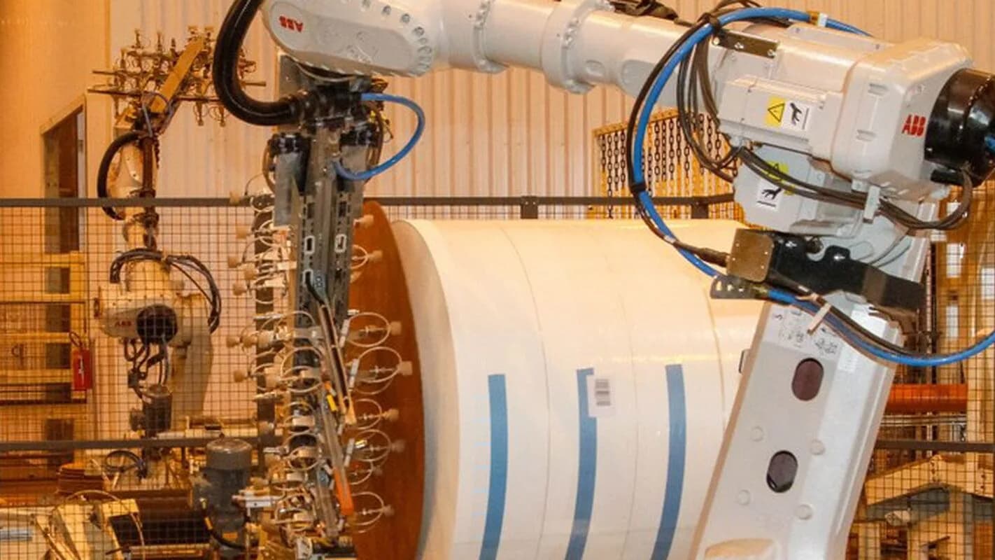 Linha de produção industrial com rolo de papel, representando a indústria de celulose afetada pelo tarifaço