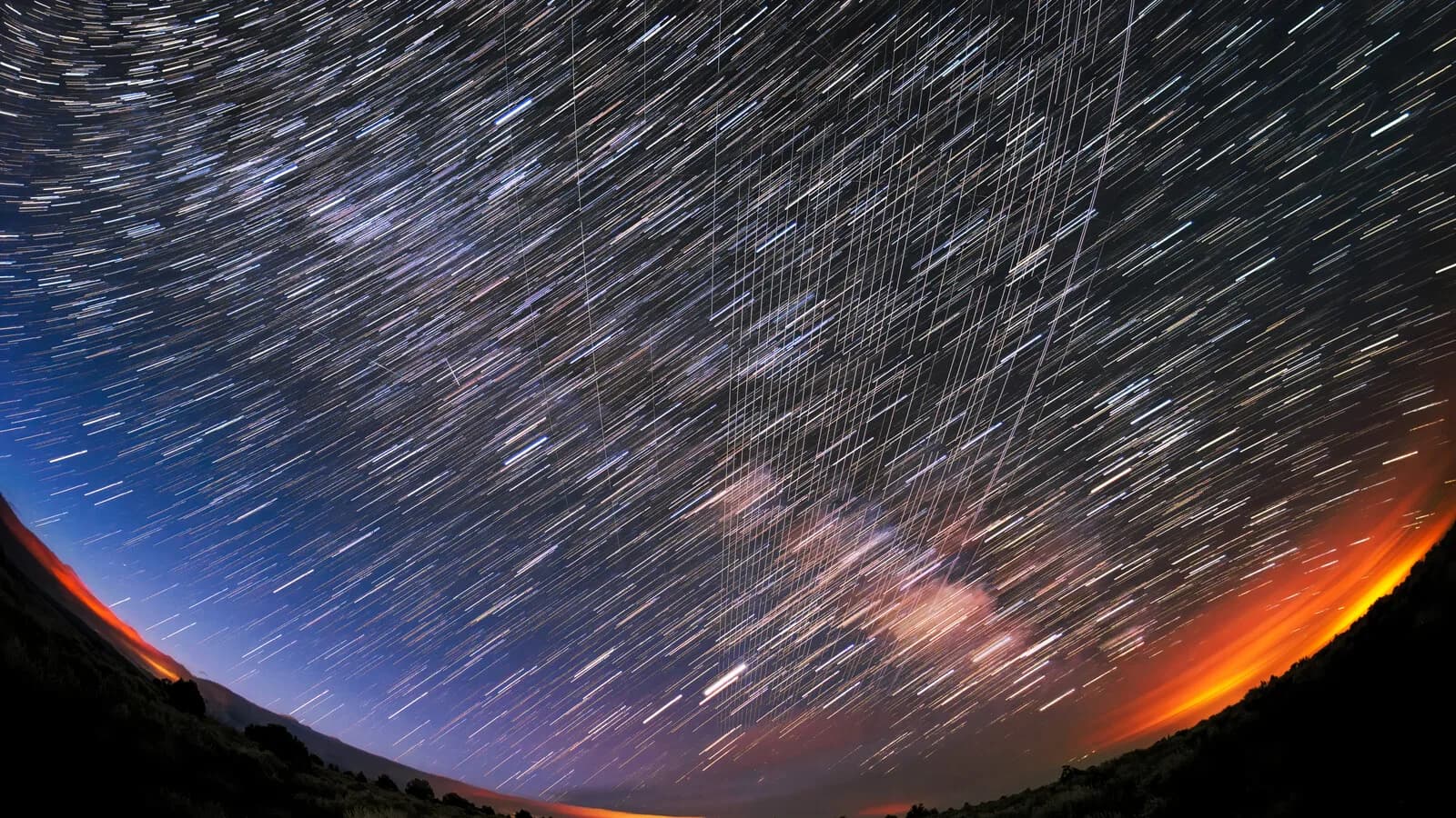 Rastros de satélites Starlink cruzando o céu noturno estrelado, foto de arquivo