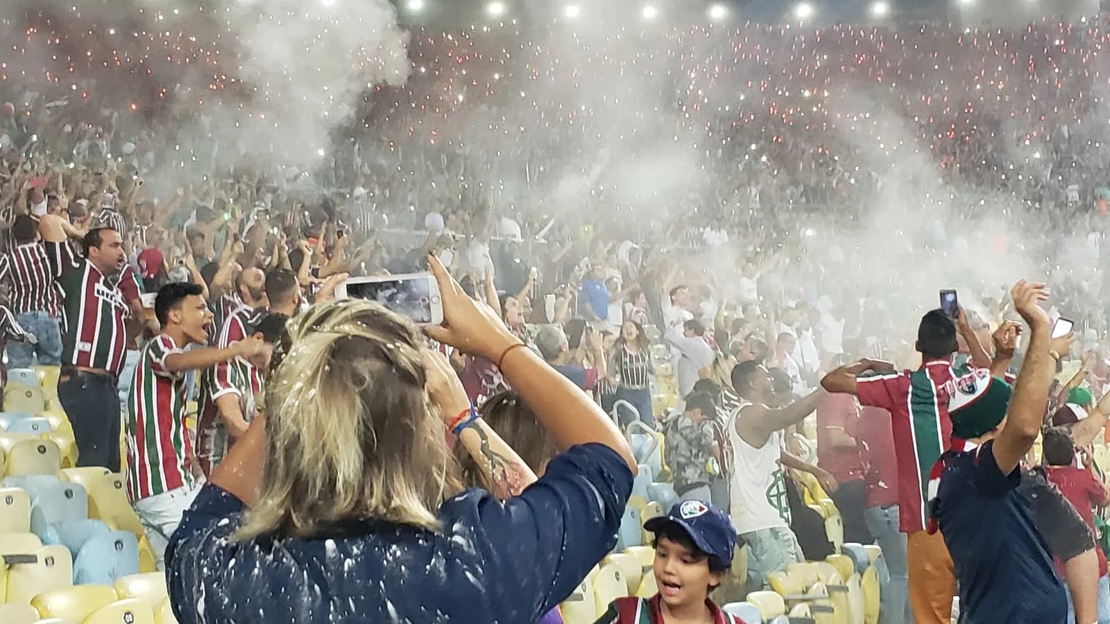 Torcida do Fluminense vibra nas arquibancadas do Maracanã durante jogo pela Libertadores