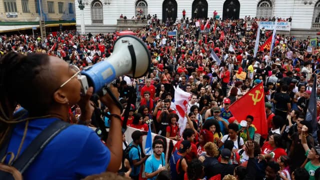 Estudantes reunidos em ato de apoio à reeleição de Lula, com cartazes e bandeiras