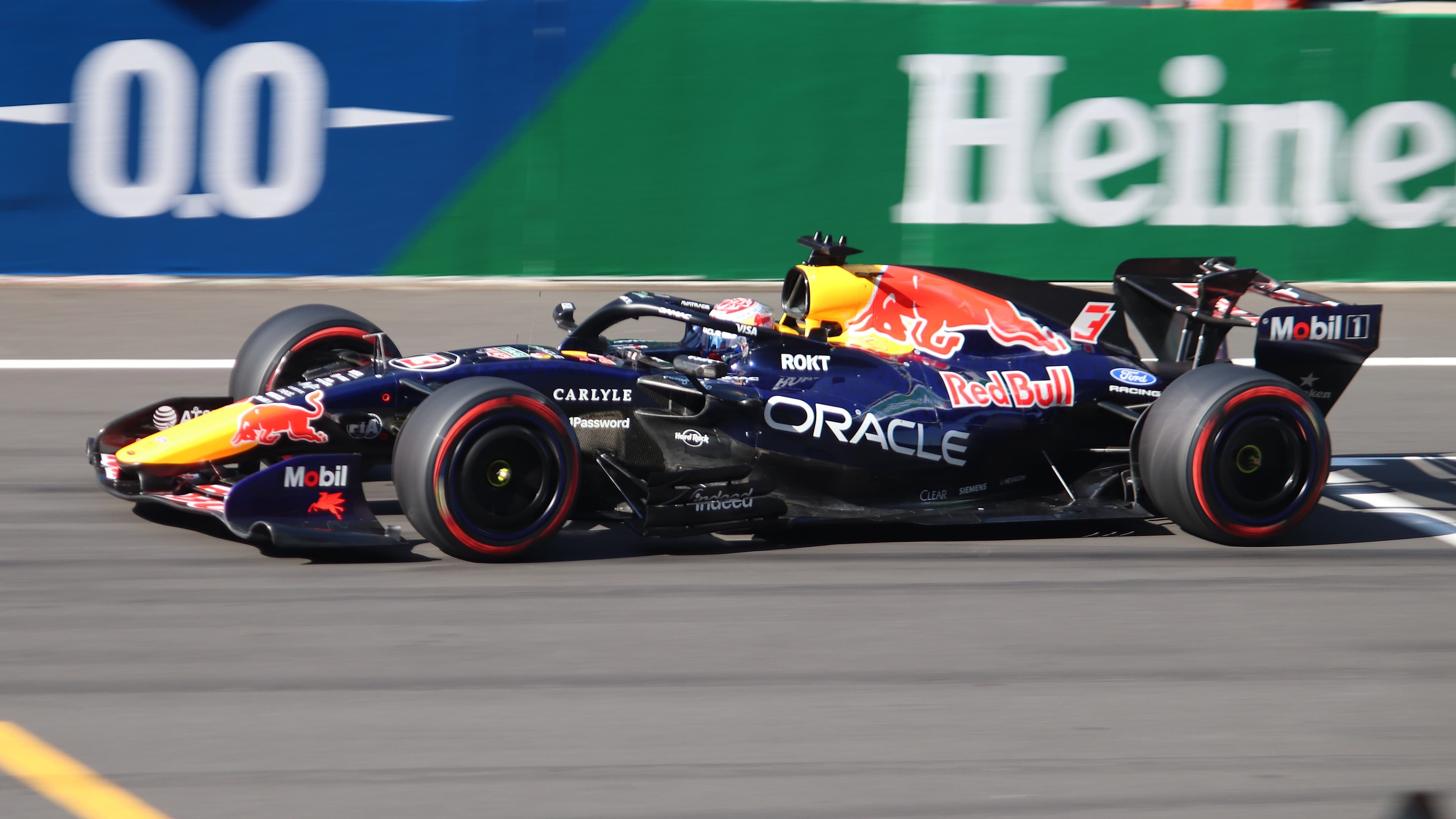 Max Verstappen pilotando o carro da Red Bull durante classificação do GP da China de 2026