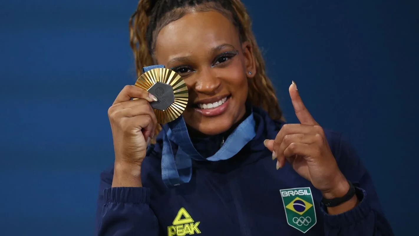 Rebeca Andrade sorri com medalha no peito em evento olímpico