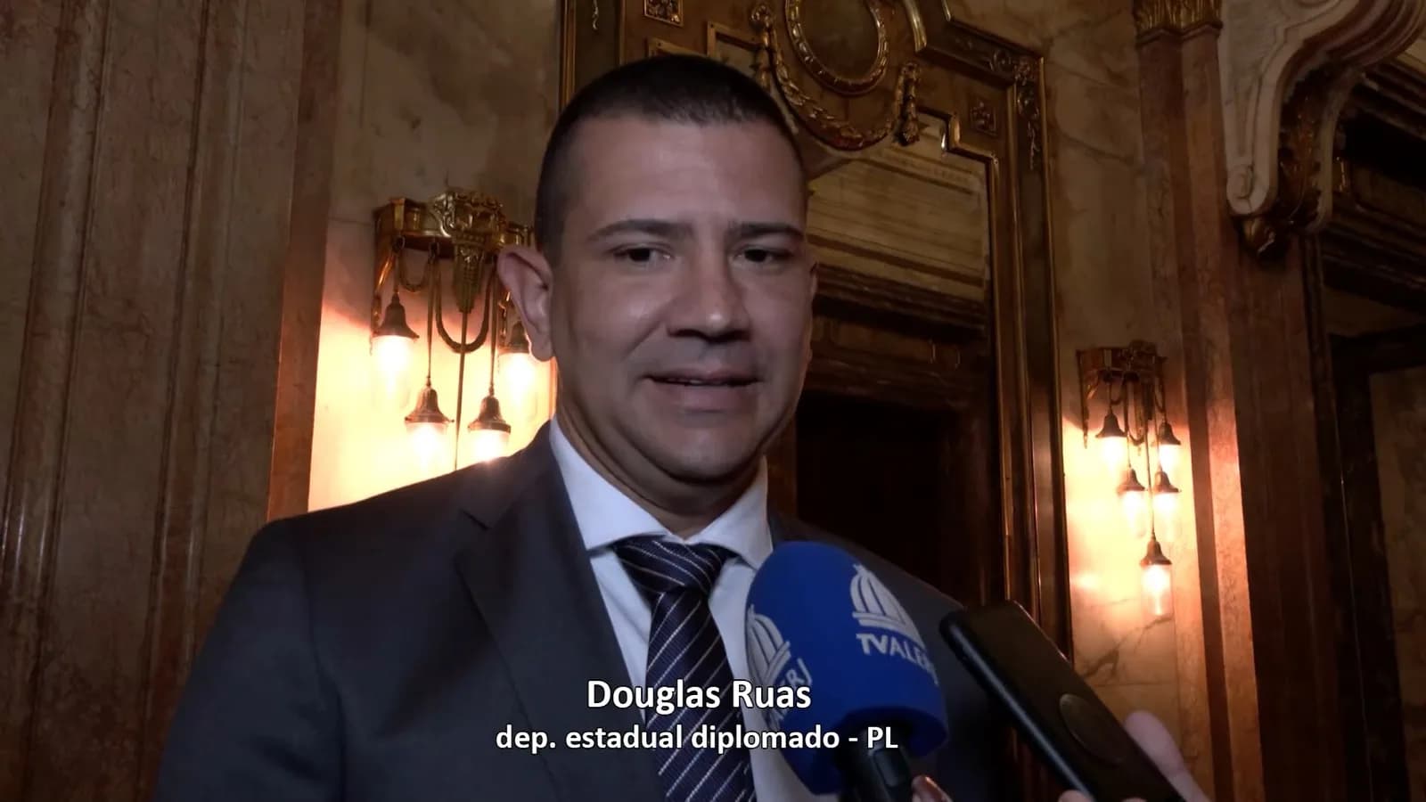 Douglas Ruas, deputado estadual do Rio de Janeiro pelo PL, concede entrevista em corredor da Alerj