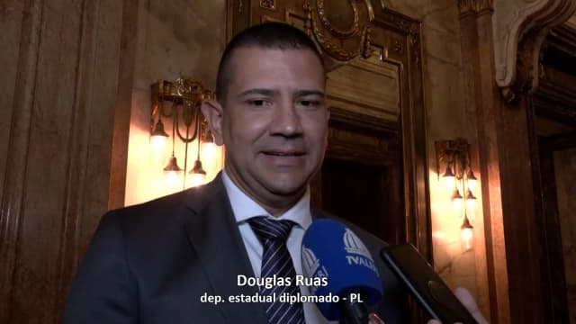 Douglas Ruas, deputado estadual do Rio de Janeiro pelo PL, concede entrevista em corredor da Alerj