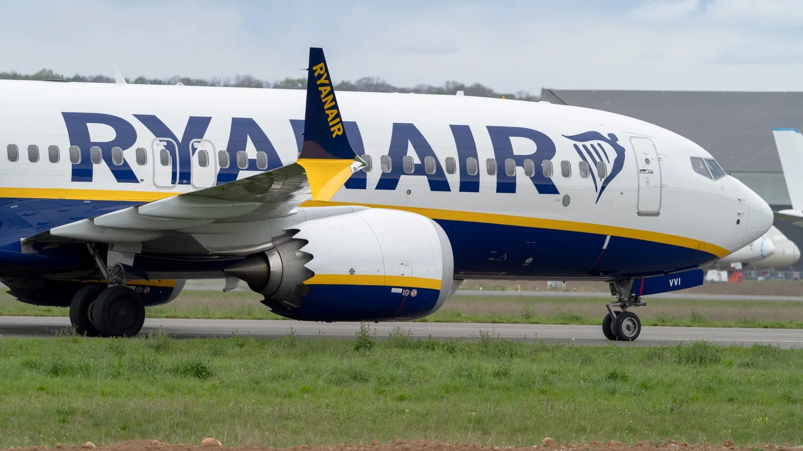 Avião Boeing 737 MAX da Ryanair taxiando na pista de um aeroporto